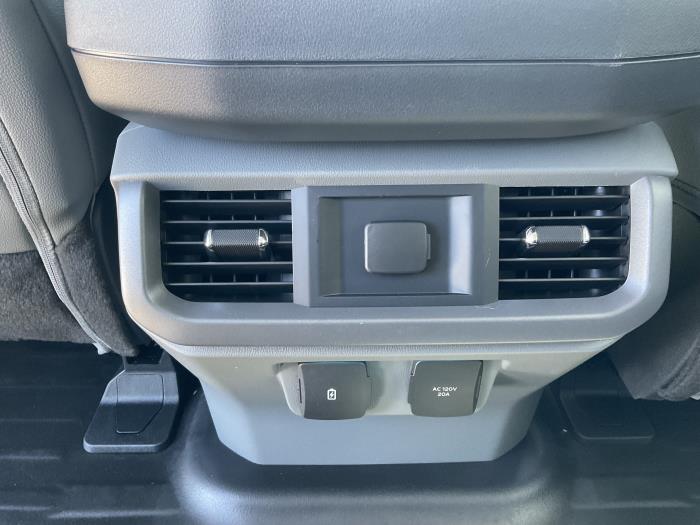2025 Ford F-150 Lightning-17