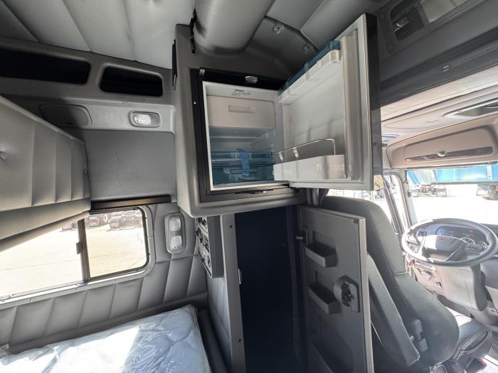2024 Peterbilt 389-8
