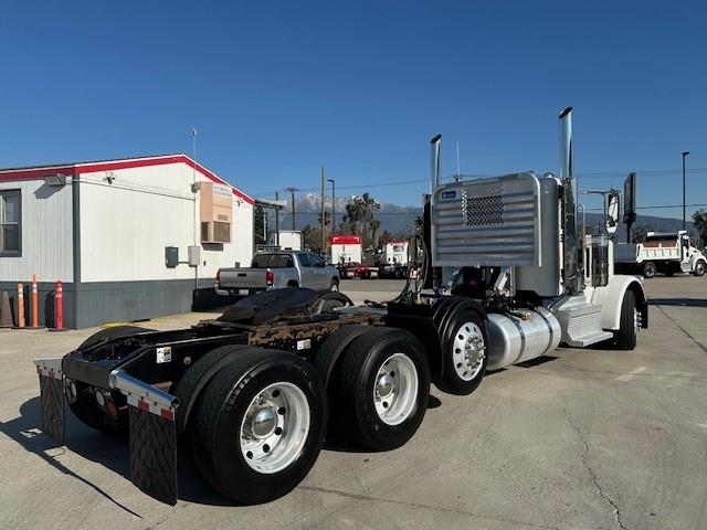 2022 Peterbilt 389-16