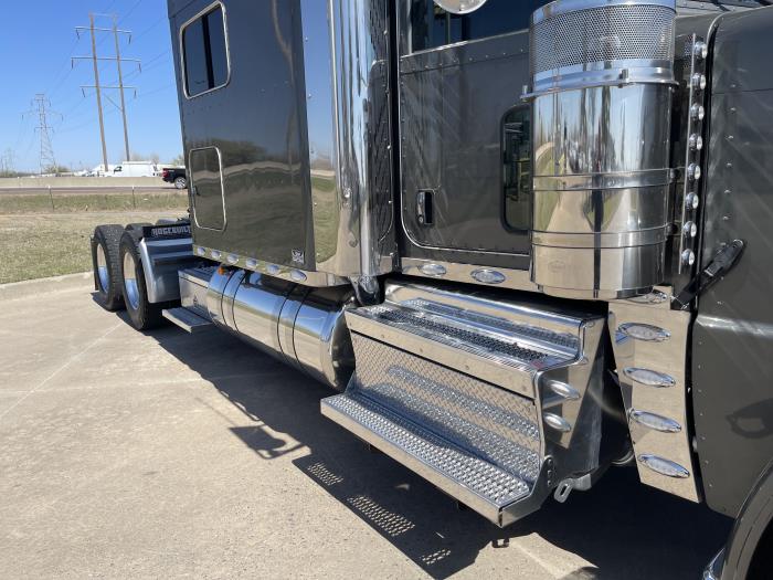 2024 Peterbilt 389-4