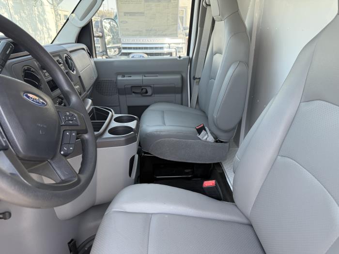 2024 Ford E-350-31