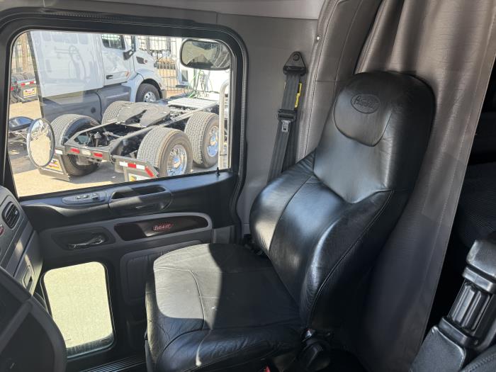 2023 Peterbilt 389-8