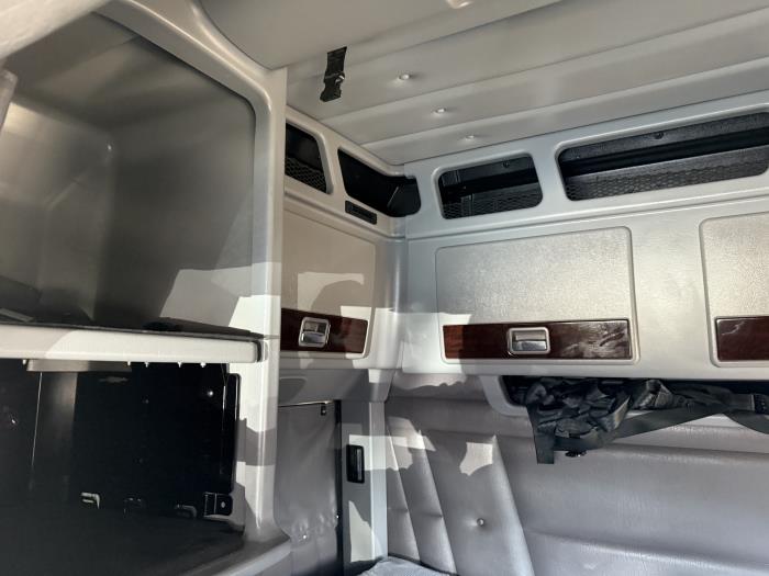 2023 Peterbilt 389-9
