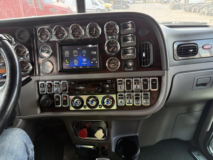 2022 Peterbilt 389-4