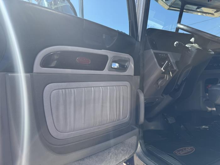 2023 Peterbilt 389-16
