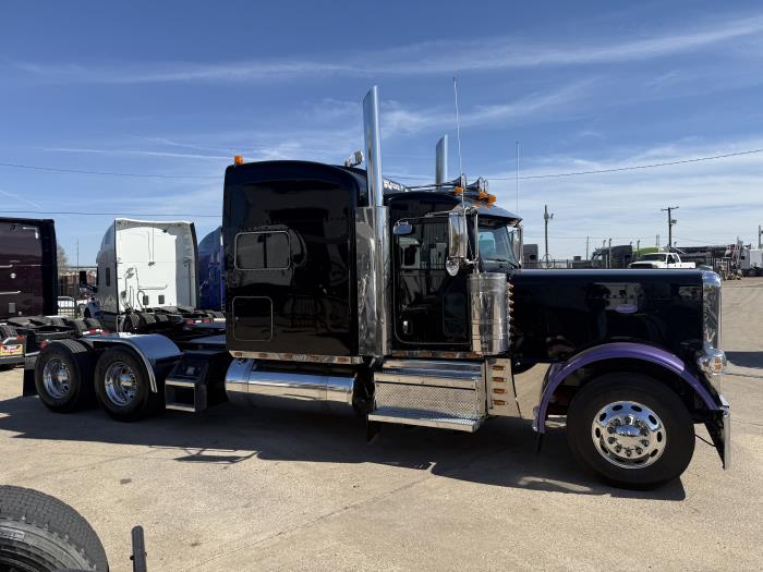 2023 Peterbilt 389-2