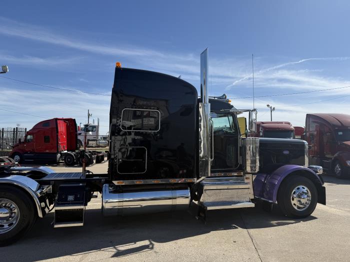 2023 Peterbilt 389-28