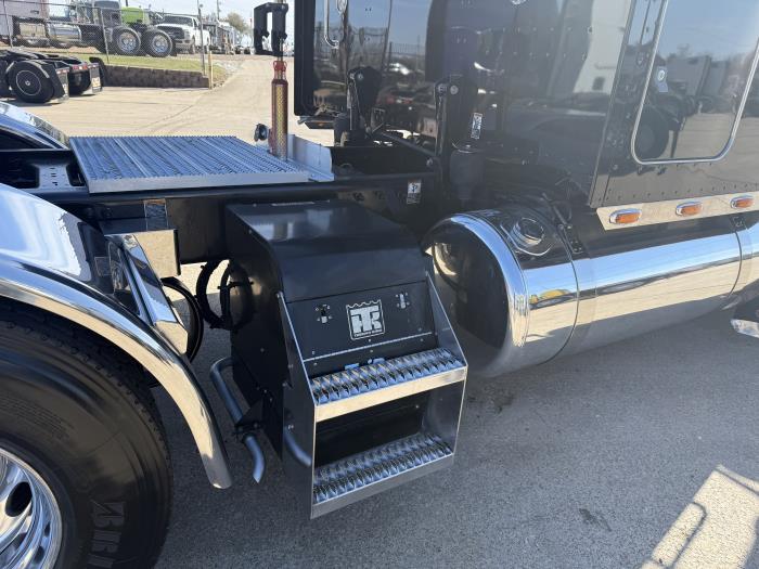 2023 Peterbilt 389-31