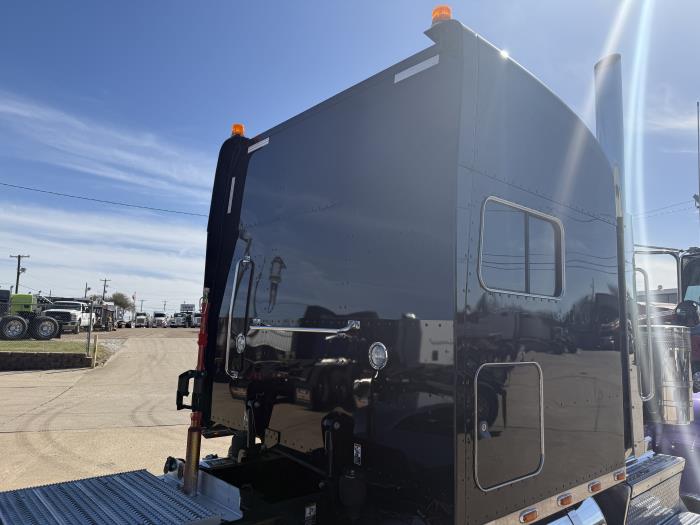 2023 Peterbilt 389-32