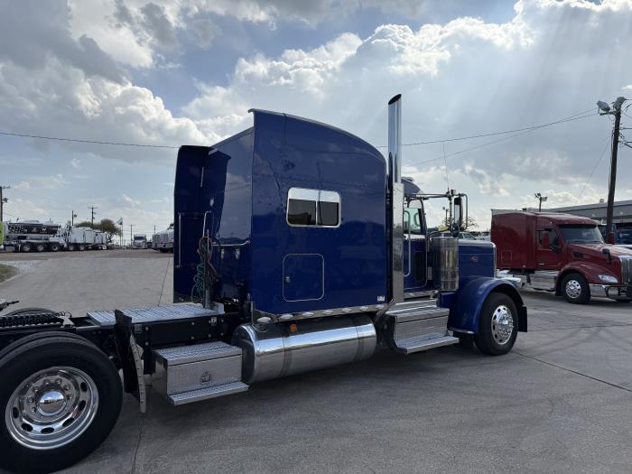 2022 Peterbilt 389-27
