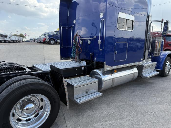 2022 Peterbilt 389-28