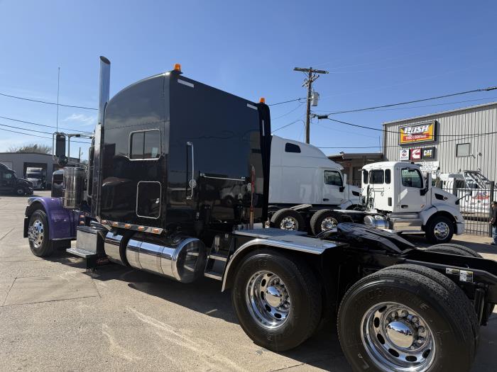 2023 Peterbilt 389-3