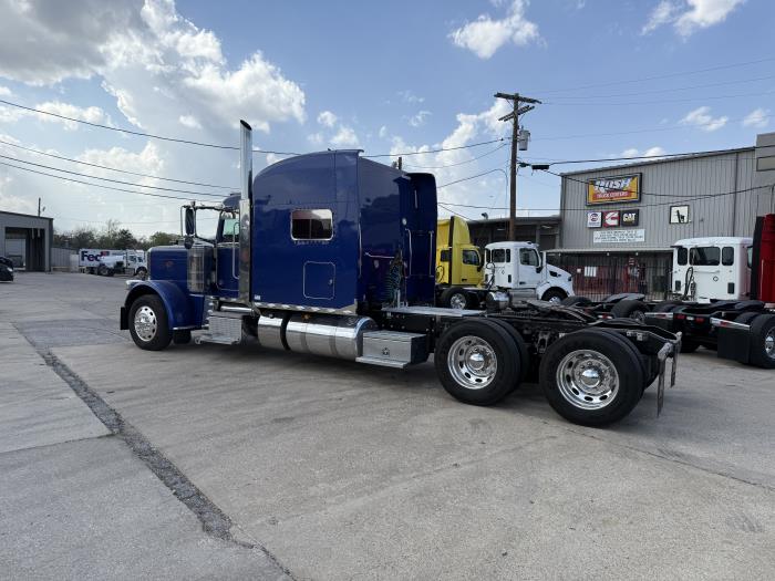 2022 Peterbilt 389-32
