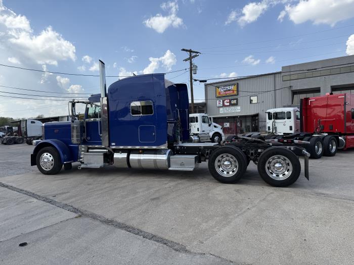 2022 Peterbilt 389-33