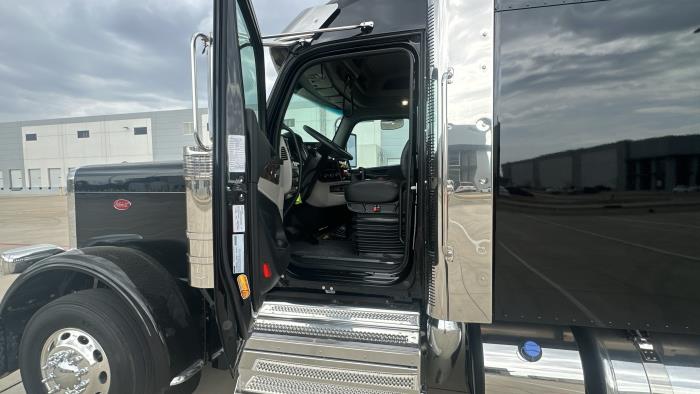 2026 Peterbilt 589-18