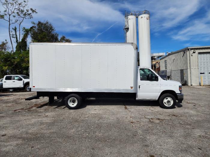 2025 Ford E-450-4