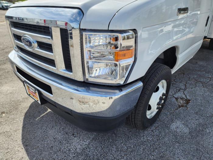 2025 Ford E-450-9