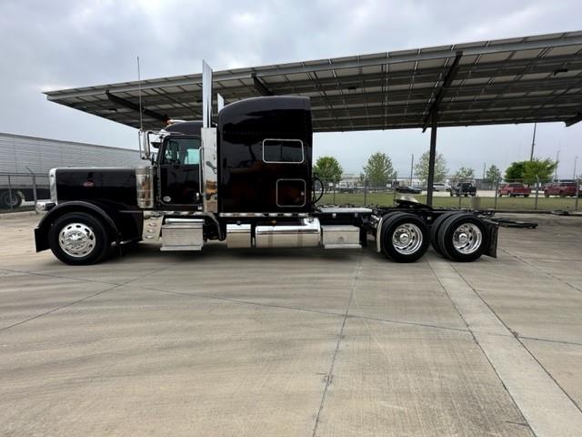 2022 Peterbilt 389-2
