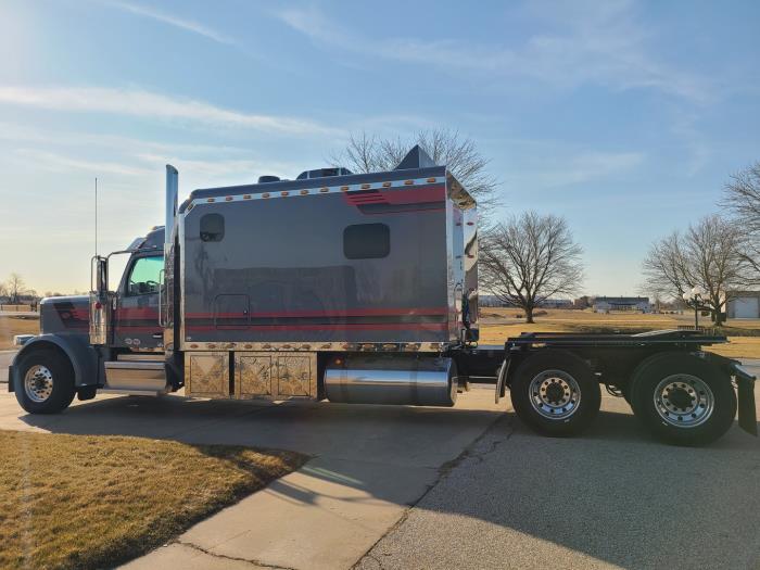 2025 Peterbilt 589-2