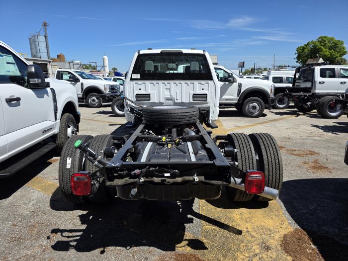 2025 Ford F-550-8
