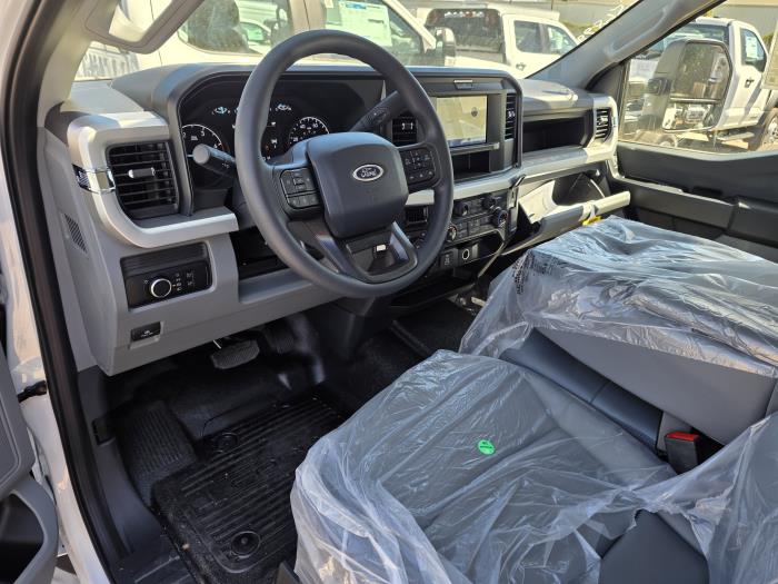 2025 Ford F-550-13
