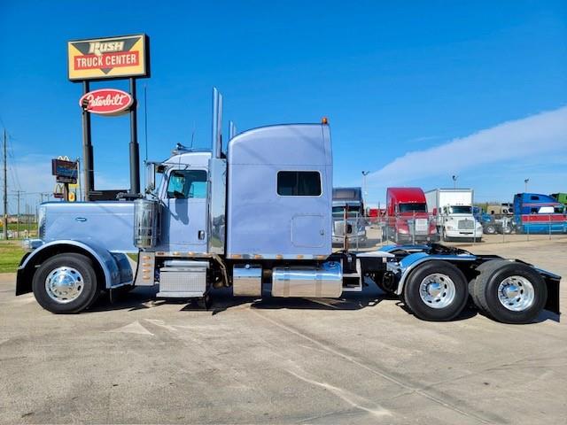 2023 Peterbilt 389-10