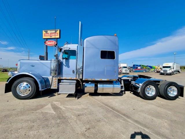 2023 Peterbilt 389-12