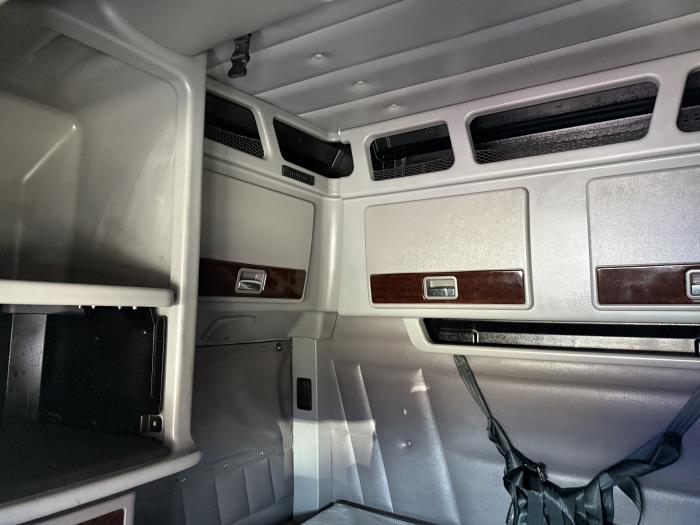 2023 Peterbilt 389-10