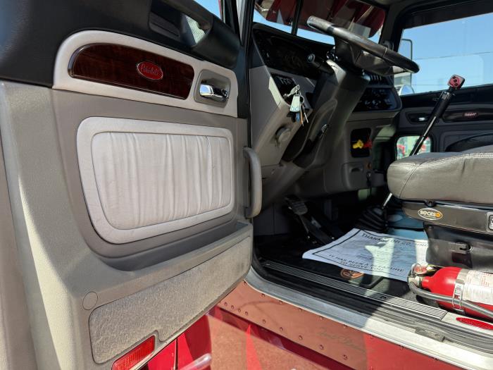 2023 Peterbilt 389-21