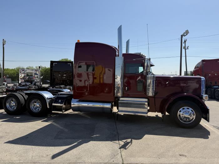 2023 Peterbilt 389-30