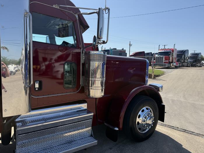 2023 Peterbilt 389-31