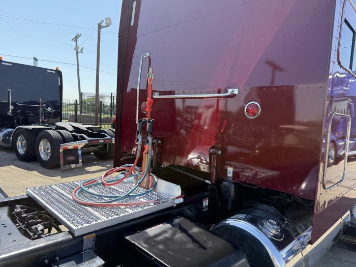 2023 Peterbilt 389-33