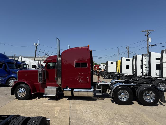 2023 Peterbilt 389-40