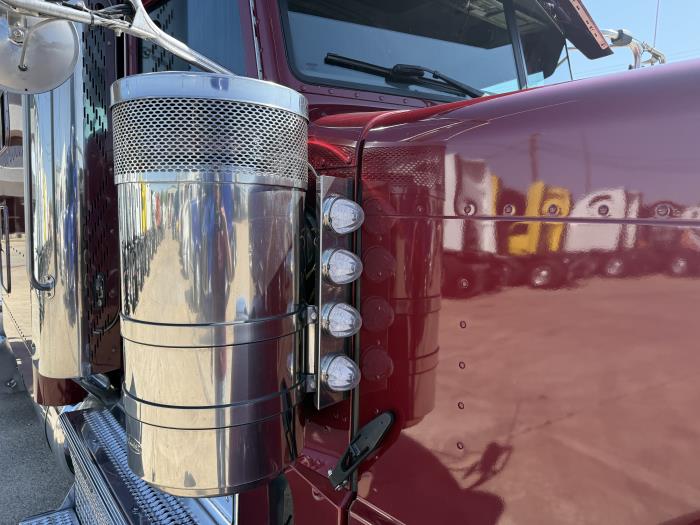 2023 Peterbilt 389-43