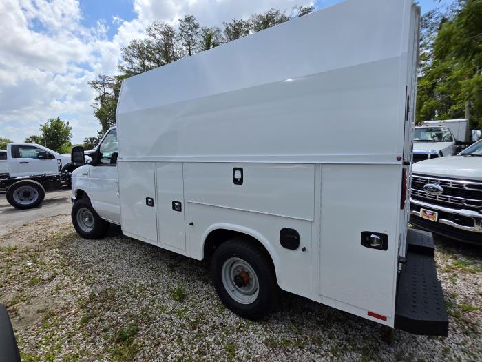 2025 Ford E-350-8