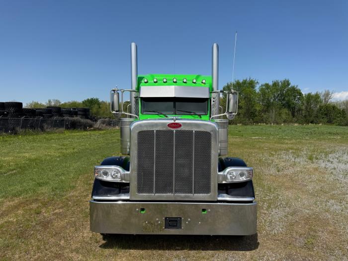2023 Peterbilt 389-2