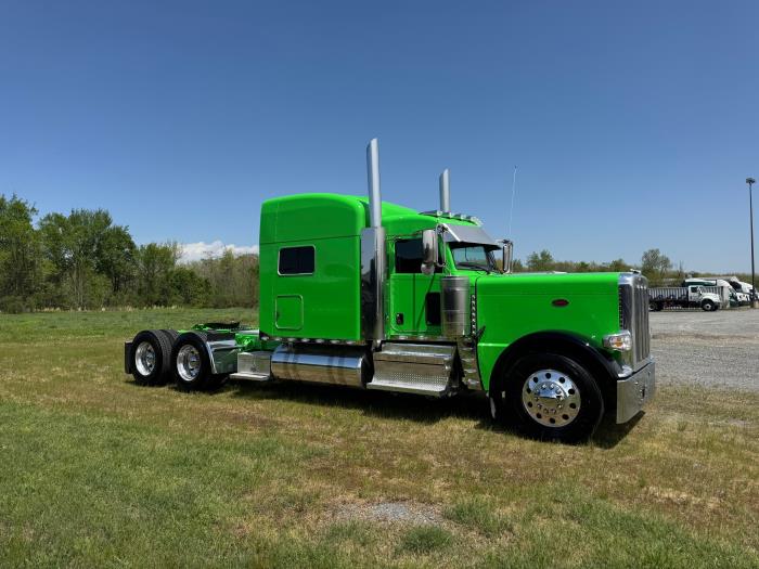 2023 Peterbilt 389-4