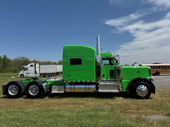 2023 Peterbilt 389-5