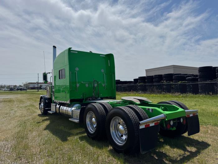 2023 Peterbilt 389-8