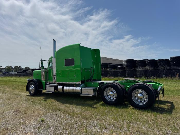 2023 Peterbilt 389-9