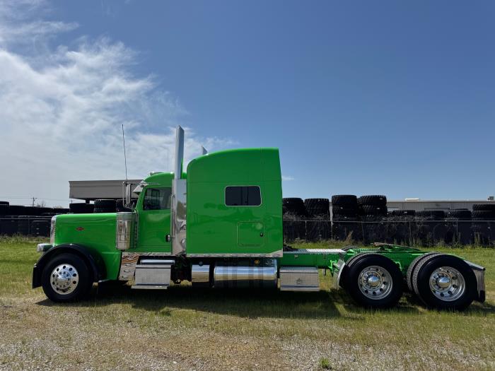 2023 Peterbilt 389-10