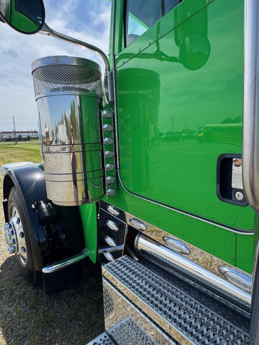 2023 Peterbilt 389-15