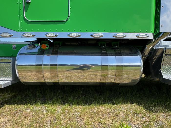 2023 Peterbilt 389-16