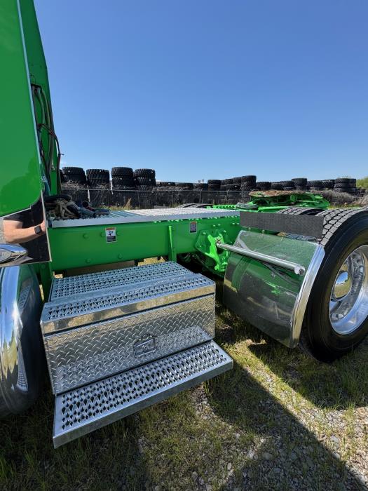 2023 Peterbilt 389-18