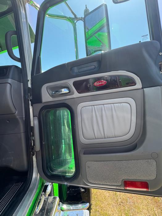 2023 Peterbilt 389-47