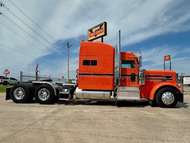 2023 Peterbilt 389-7