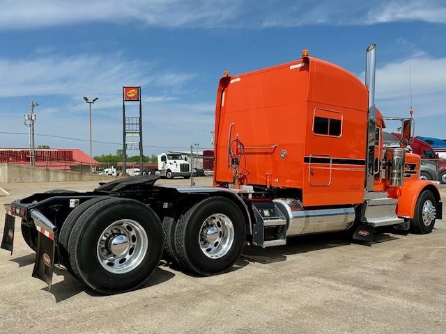 2023 Peterbilt 389-9