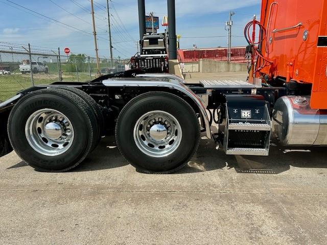 2023 Peterbilt 389-12