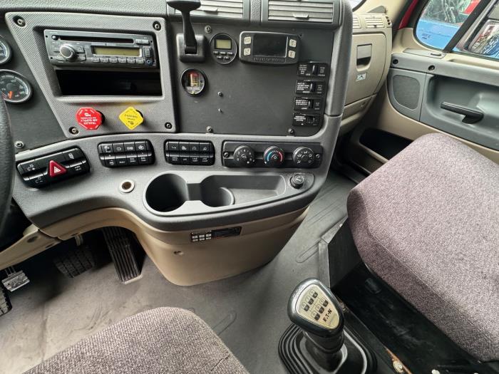 2017 Freightliner Cascadia-8