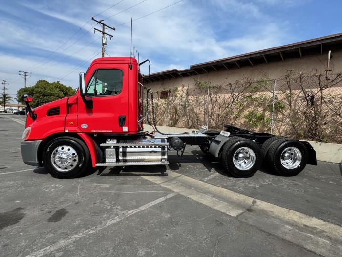 2016 Freightliner Cascadia-8